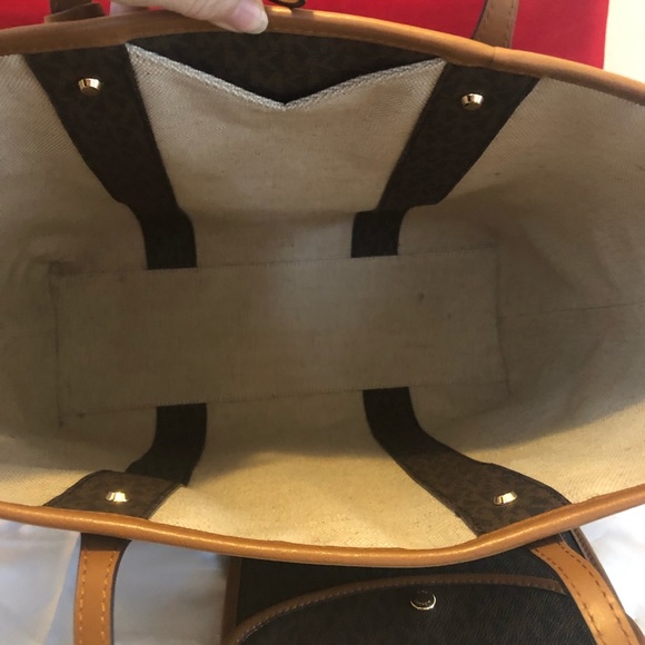 Michael Kors oversized tote and snap pouch. - Picture 9 of 16